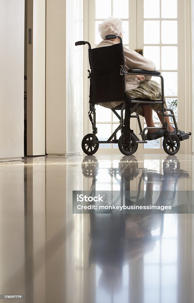Femme âgée handicapé assis sur fauteuil roulant - Photo de Chaise roulante libre de droits