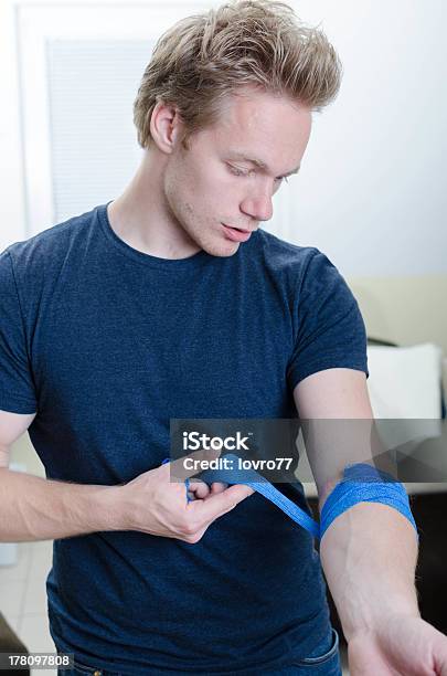 Cerotto Sul Braccio - Fotografie stock e altre immagini di Arto umano - Arto umano, Cerotto, Competenza