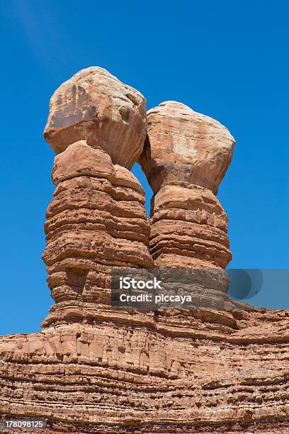 Twin Rocks In Utah - Fotografie stock e altre immagini di Ambientazione esterna - Ambientazione esterna, Blu, Cielo