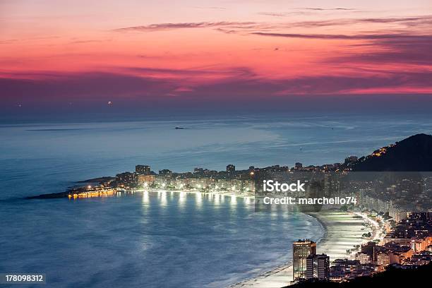 Copacabana Plaża W Nocy W Rio De Janeiro - zdjęcia stockowe i więcej obrazów Ameryka - Ameryka, Bez ludzi, Brazylia