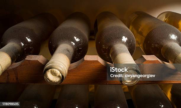 Botellas De Vino En Estante Foto de stock y más banco de imágenes de Amarillo - Color - Amarillo - Color, Bajo tierra, Bebida