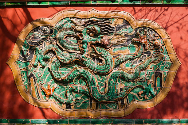 parete con carved murales di drago - chinese wall foto e immagini stock