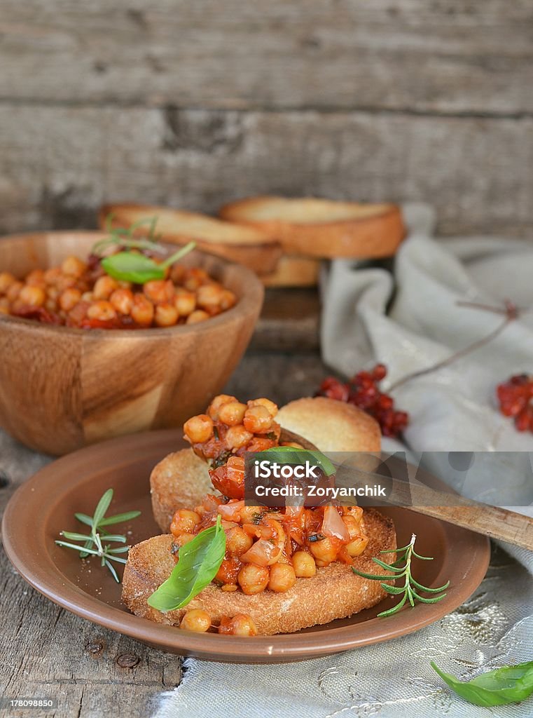 Tostadas de pan con los garbanzos - Foto de stock de Albahaca libre de derechos