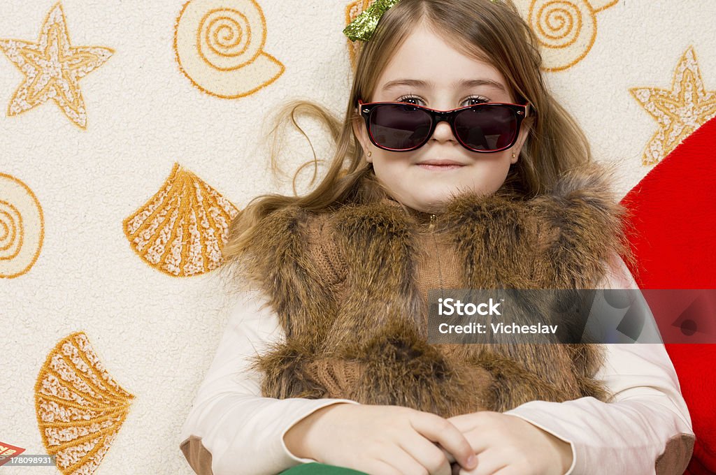 소녀 부과하는 대형 선글라스 - 로열티 프리 귀여운 스톡 사진