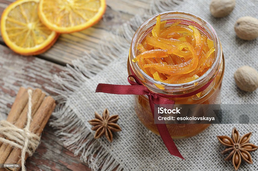 Peeling glacées maison en pot de verre de confiture d'orange - Photo de Agrume libre de droits