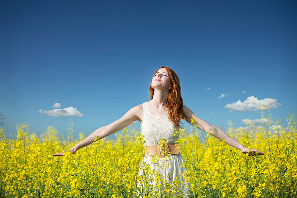 istock Redhead girl at field 178100477