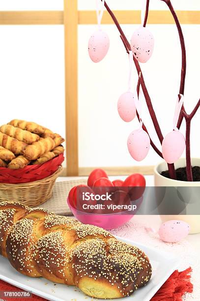 Foto de Pão Doce De Páscoa Com Ovos E Biscoitos Shortbread Vermelho e mais fotos de stock de Armênia - País
