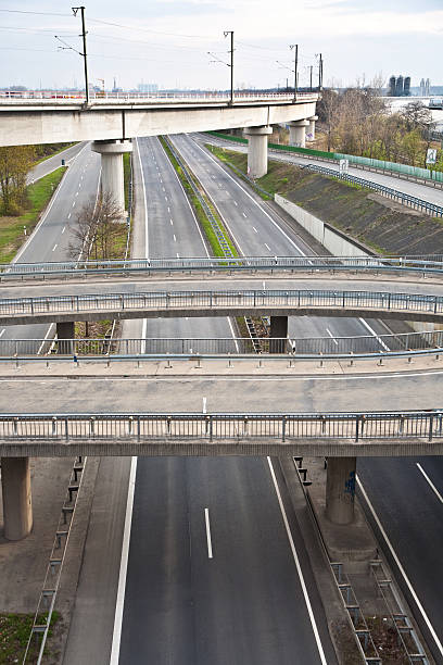 autostrada z dużą ilością samochodów w ruchu-pośpiechu koncepcja - land vehicle multiple lane highway driving traffic zdjęcia i obrazy z banku zdjęć