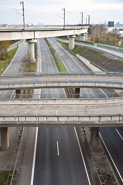 шоссе с много автомобиль в движении-run концепция - multiple lane highway стоковые фото и изображения