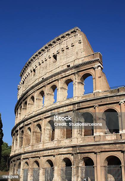 Kolosseum Rom Stockfoto und mehr Bilder von Alt - Alt, Amphitheater, Architektonische Säule