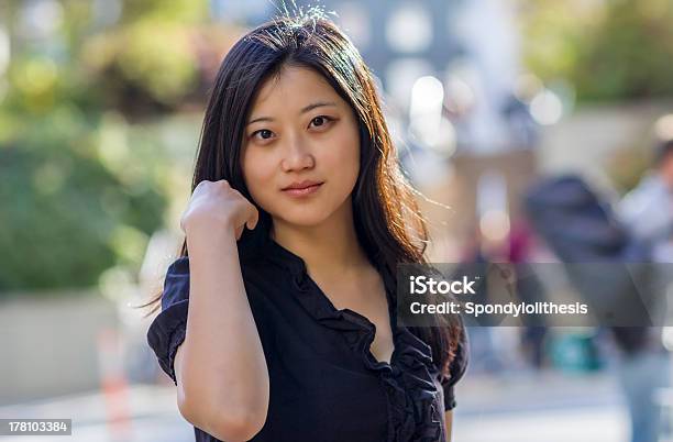 뽀샤시 중국 여자 In 캘리포니아 샌프란시스코 20-29세에 대한 스톡 사진 및 기타 이미지 - 20-29세, 갈색 머리, 건축물