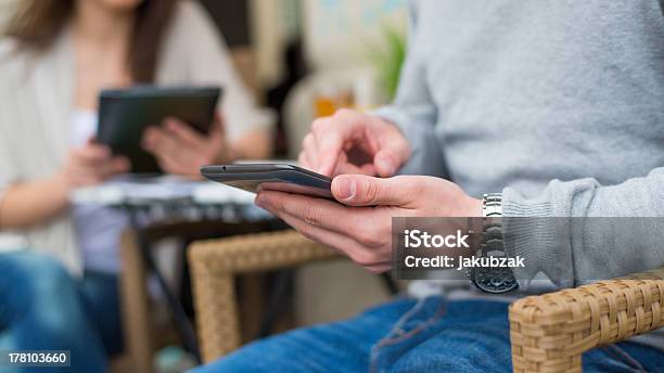 Mann Mit Uhr Ist Er Ein Smartphone Benutzt Nahaufnahme Stockfoto und mehr Bilder von Ausrüstung und Geräte