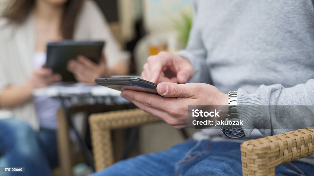 Homem com relógio está a utilizar smartphone, close-up. - Royalty-free Adulto Foto de stock