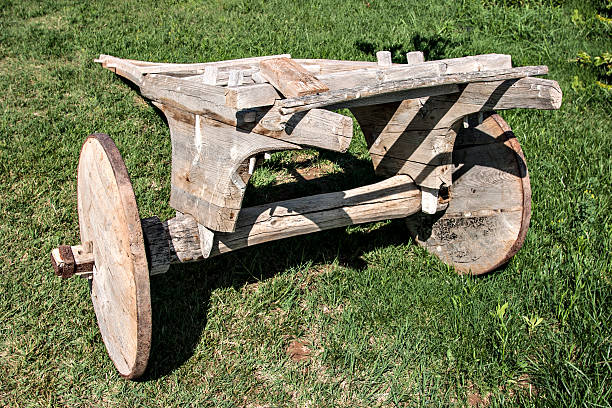 old tumbrel im garten - tumbrel stock-fotos und bilder