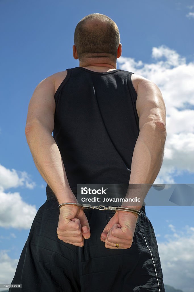 Hombre con un pie atado al suelo - Foto de stock de Adulto libre de derechos