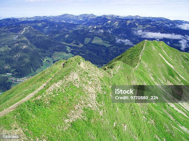 Vista De Pássaro De Localização No Topo De Montanha Na Alemanha - Fotografias de stock e mais imagens de Aberto