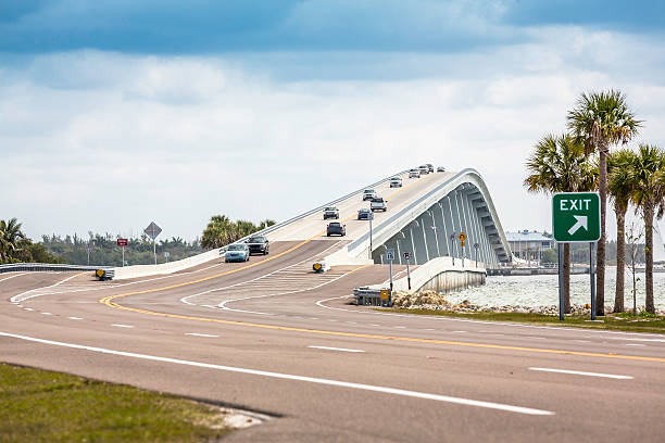 puente causeway y sanibel en florida - carretera sobre agua fotografías e imágenes de stock