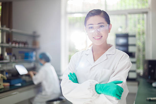 naukowcy pracujący w laboratorium. - dna laboratory equipment chinese ethnicity education zdjęcia i obrazy z banku zdjęć