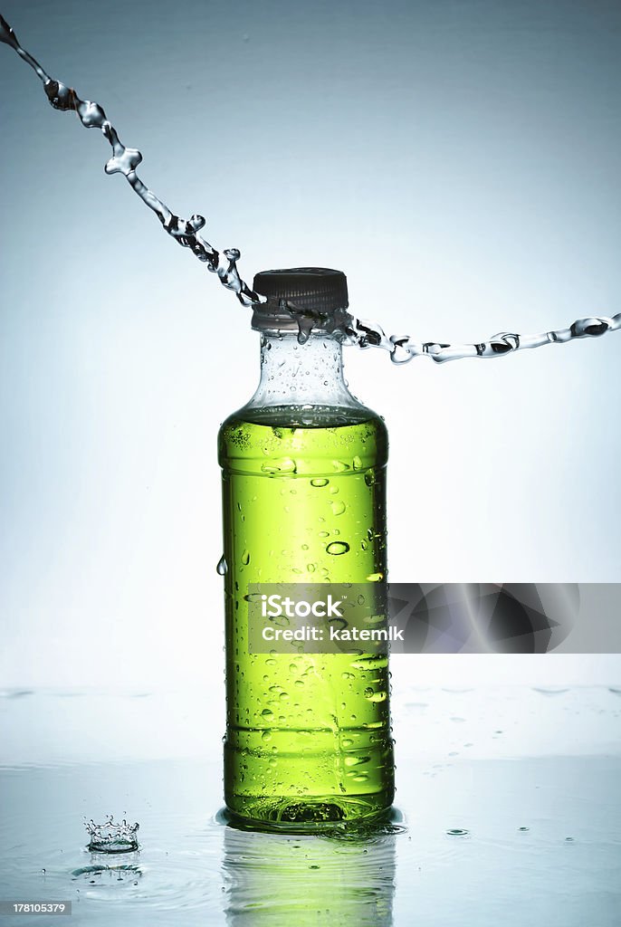Воды, брызги из стекла - Стоковые фото Бутылка воды роялти-фри