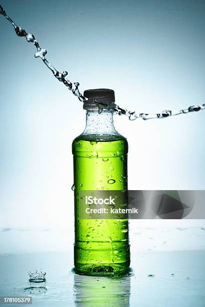 Воды Брызги Из Стекла — стоковые фотографии и другие картинки Бутылка воды - Бутылка воды, Вертикальный, Влажный