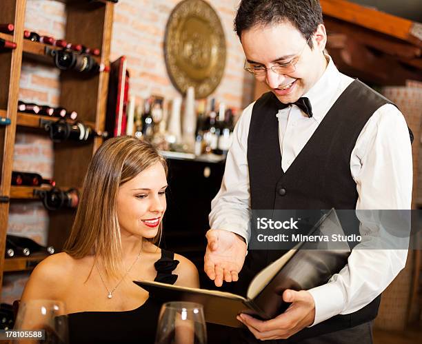 Empregado De Mesa Sugerindo A Comida Em Um Restaurante - Fotografias de stock e mais imagens de Adulto