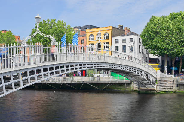 ha’penny bridge - dublin - irlande - dublin ireland bridge hapenny penny photos et images de collection