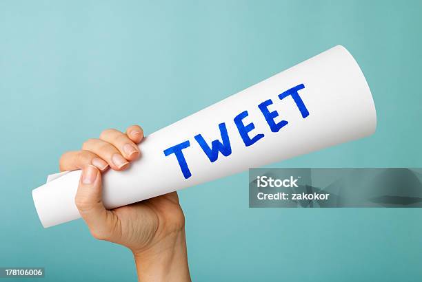 Mano Mostrando Azul Un Tweet Palabra Escrito A Mano Conscientemente Concepto De Las Redes Sociales Foto de stock y más banco de imágenes de Megáfono