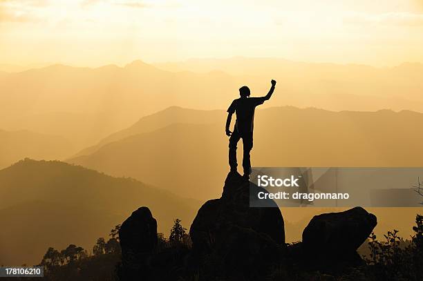 Silhouette Der Mann In Den Bergen Konzeptionelle Stockfoto und mehr Bilder von Abenddämmerung - Abenddämmerung, Abenteuer, Aktivitäten und Sport