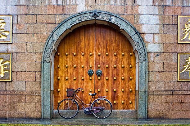 shanghai jing'an tempel - shanghai temple door china stock-fotos und bilder