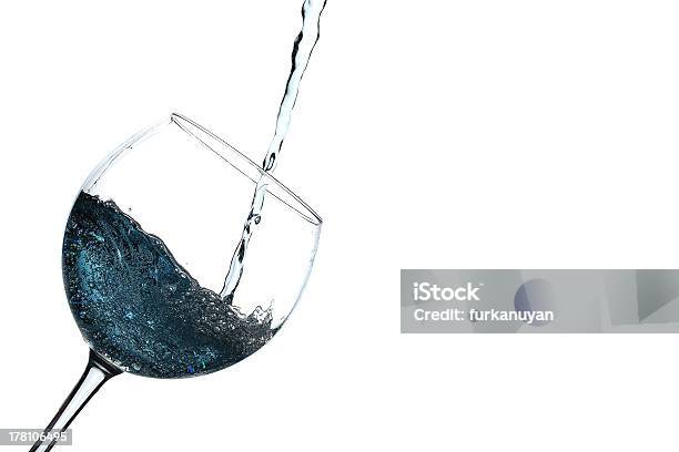 Photo libre de droit de Verre À Eau Bleue Est Versée banque d'images et plus d'images libres de droit de Alcool - Alcool, Blanc, Cabernet Sauvignon