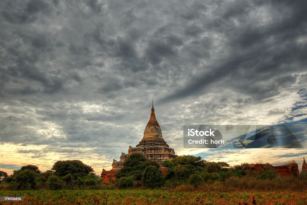 Atardecer en Bagan. - Foto de stock de Amanecer libre de derechos