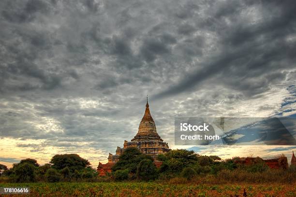 Atardecer En Bagan Foto de stock y más banco de imágenes de Amanecer - Amanecer, Amor - Sentimiento, Anochecer
