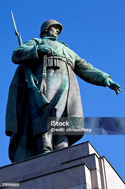 ベルリンのソビエト戦争記念館 - ソ連軍のストックフォトや画像を多数ご用意 - ソ連軍, ティーアガルテン ソビエト戦争記念碑, ドイツ文化