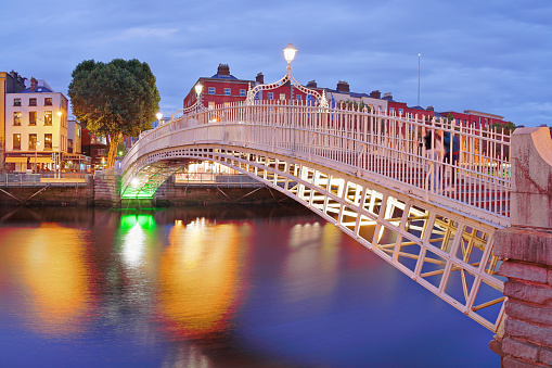 Night time view of the Ha’penny Bridge (Dublin, Ireland).