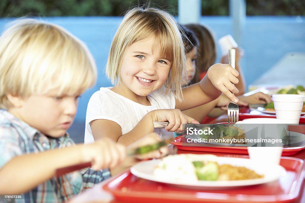 Élémentaires élèves apprécier un déjeuner diététique à la cafétéria - Photo de Enfant libre de droits