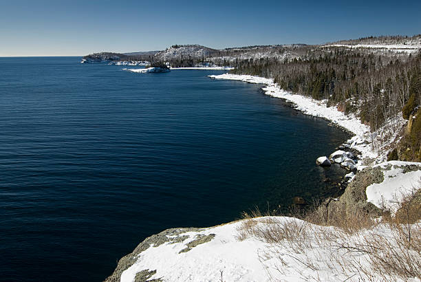 lake superior shore with snow, minnesota, usa - split rock lighthouse state park stockfoto's en -beelden