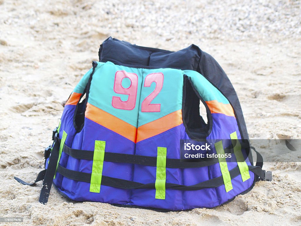 Gilet de sauvetage sur une plage de sable - Photo de Gilet de sauvetage libre de droits