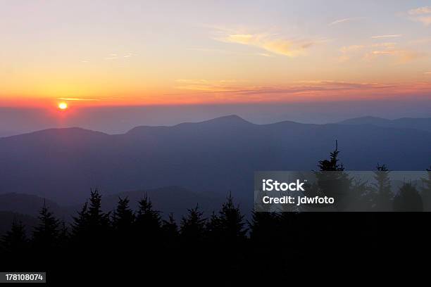 Pôr Do Sol Sobre A Estrada Blue Ridge Parkway - Fotografias de stock e mais imagens de Admirar a Vista - Admirar a Vista, Anoitecer, Ao Ar Livre