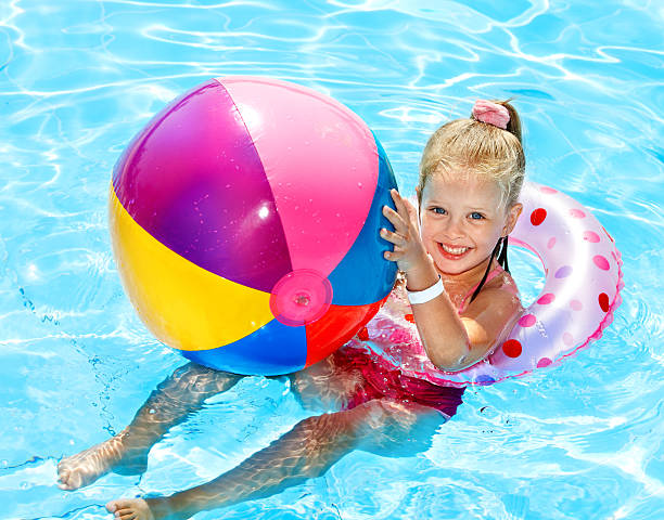 kid assis sur anneau gonflable. - beach ball swimming pool ball child photos et images de collection