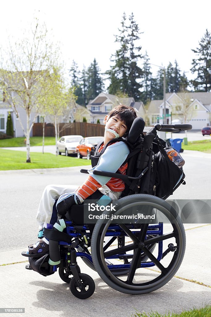 Happy little boy para silla de ruedas para personas con discapacidades - Foto de stock de Parálisis cerebral libre de derechos