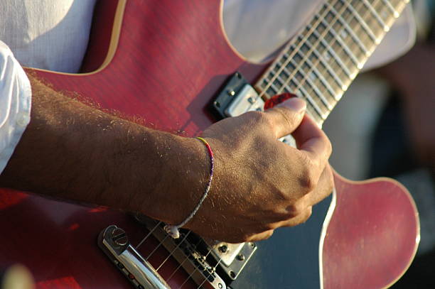 rojo tocando guitarra - riff fotografías e imágenes de stock