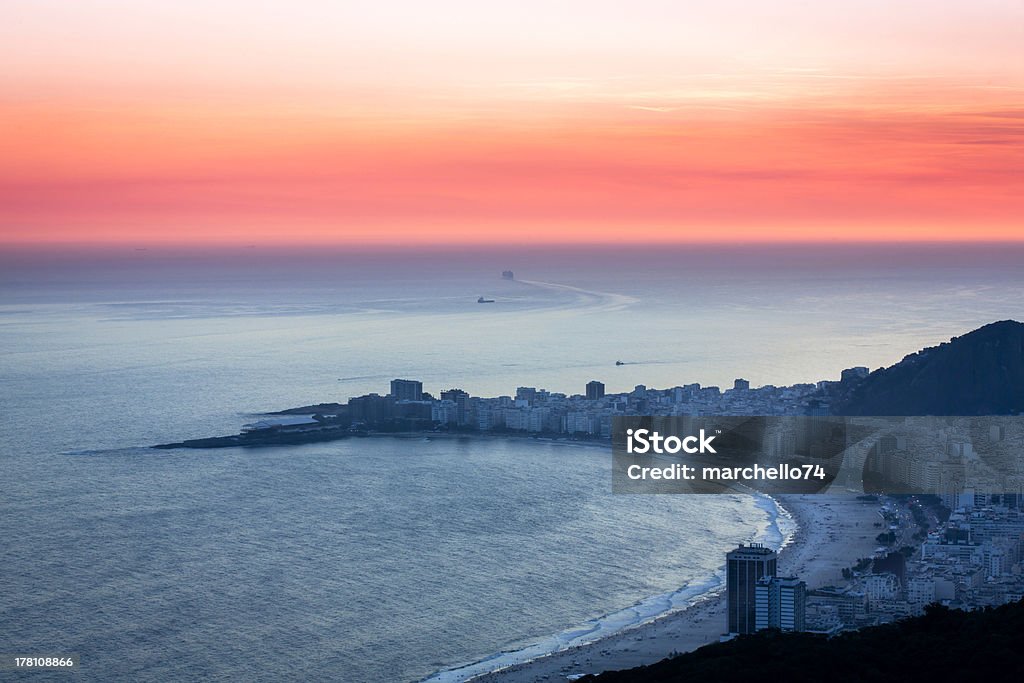 Pôr do sol na praia de Copacabana no Rio de Janeiro - Foto de stock de Areia royalty-free