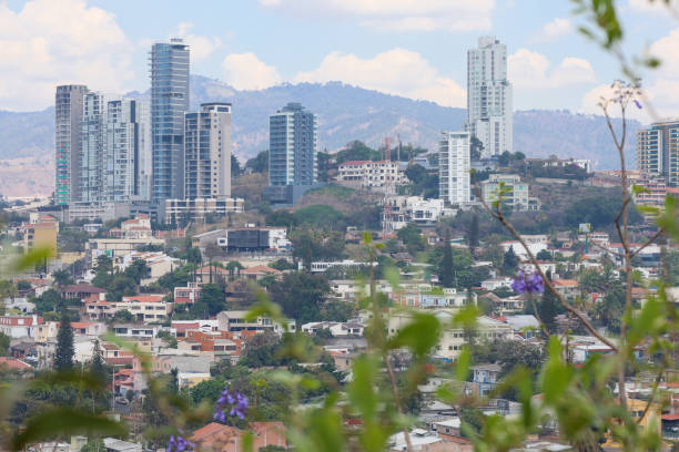 vista de la ciudad de tegucigalpa, capital de honduras durante el día con mucha contaminación del aire y smog - tegucigalpa fotografías e imágenes de stock