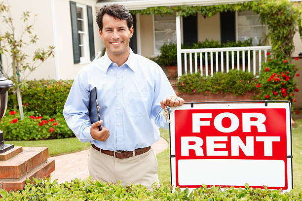 агент недвижимости на работе - for rent sign house sign happiness стоковые фото и изображения