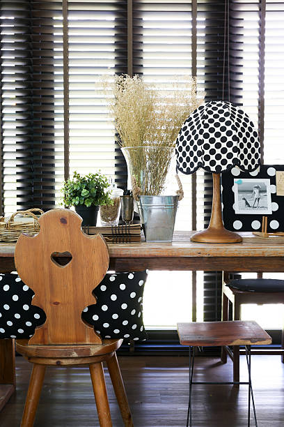 Holztisch und Stuhl mit vintage polka dot Lampe – Foto