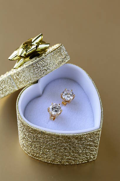 earrings stud with diamonds in a gold box