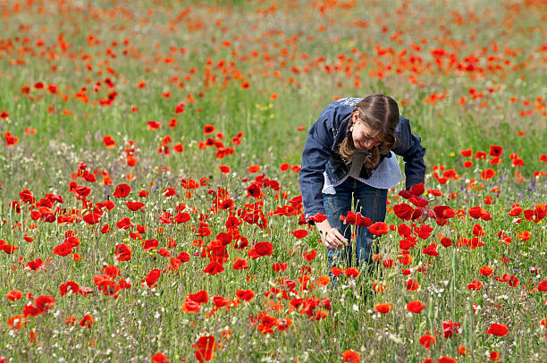 istock Girl with poppies on right 178111714