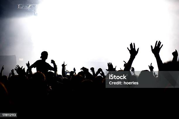 Foto de Celebrando Multidão De Pessoas No Concerto Ou Um Festival De e mais fotos de stock de Clubbing