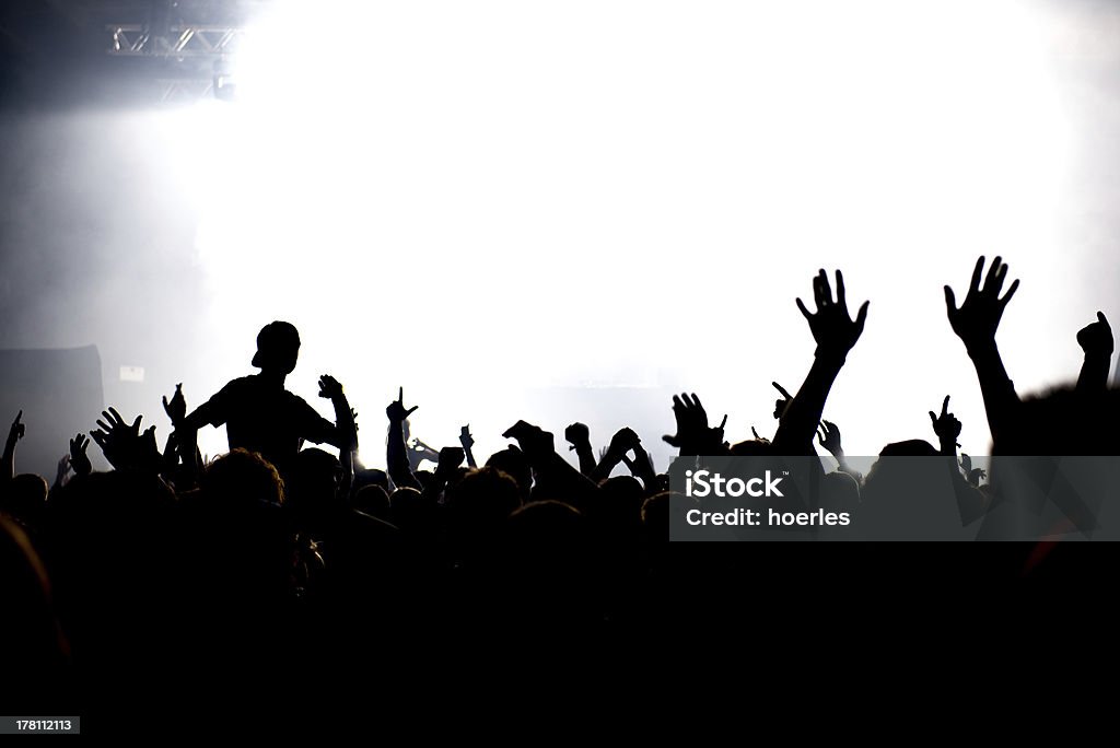 Отмечая толпа людей на фестиваль, концерт или партии - Стоковые фото Клубная жизнь роялти-фри