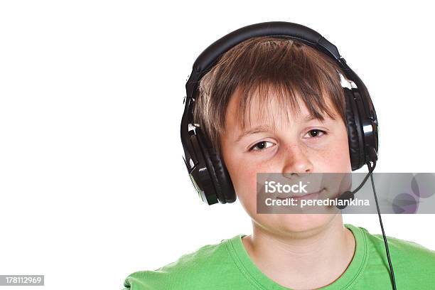 Mann Hören Von Musik Mit Kopfhörer Stockfoto und mehr Bilder von 14-15 Jahre - 14-15 Jahre, Eine Person, Erwachsene Person